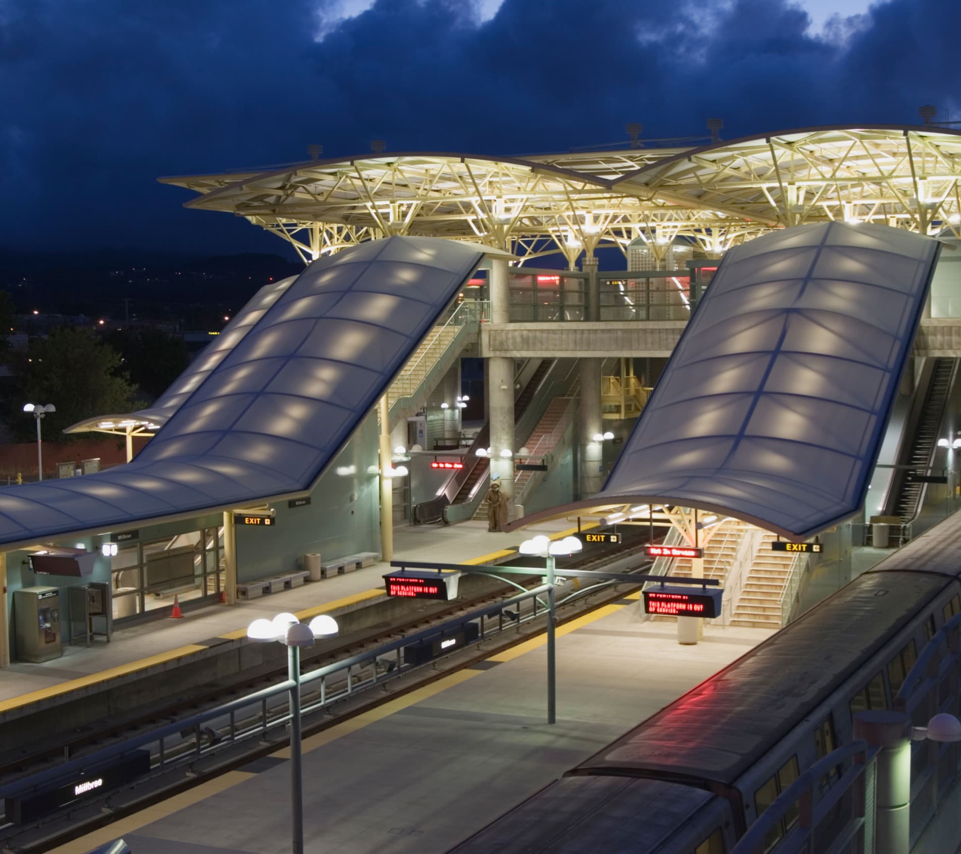 gateway-at-millbrae-station-live-train-station